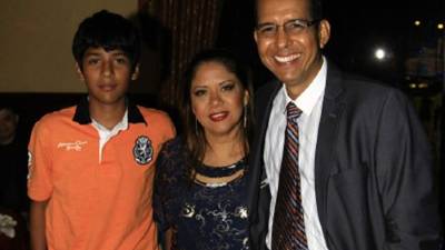 El gerente de país Alfredo Ferreira en compañía de su esposa Silvia y su hijo Constantino Ferreira se mostraron felices de compartir con la primera línea de división comercial de la empresa.