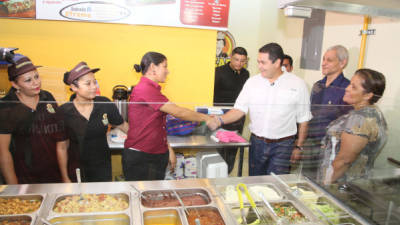 El candidato Juan Orlando Hernández conversó con beneficiadas con el empleo.