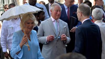 El príncipe Carlos recorrió este lunes las calles de la Habana Vieja, plaza británica hace 257 años, en su segundo día de visita en Cuba, donde tiene previsto reunirse con el presidente Miguel Díaz-Canel.