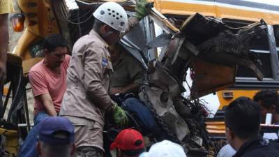 Debido al fuerte encontronazo, el chofer de uno de los buses quedó atrapado entre los amasijos de metal.