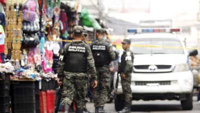 El cadáver quedó en medio de la calle.