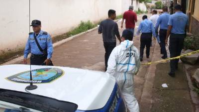 El cuerpo del hombre mientras era reconocido por las autoridades.