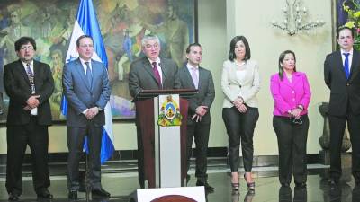 Miembros del Gabinete Económino y del Fondo Monetario Internacional comparecieron el miércoles en Casa Presidencial.