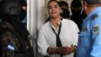 La ex primera dama saliendo de la pentenciaría femenina en Támara hacia el juzgado Anticorrupción. Foto archivo.