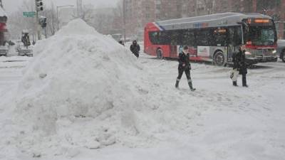 En Washington, las autoridades cerraron las escuelas y oficinas para evitar accidentes en las carreteras.