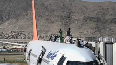 El caos se desató en el aeropuerto de Kabul, donde miles de afganos intentaron huir tras la toma del poder de los talibanes.