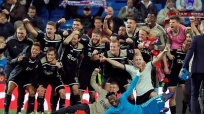 Los jugadores del Ajax celebran la victoria por 1-4 tras el partido de vuelta de octavos de final de la Liga de Campeones que Real Madrid y Ajax disputaron anoche en el estadio Santiago Bernabéu, en Madrid. EFE