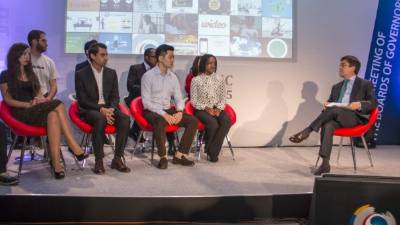 Luis Moreno (derecha) presidente del BID durante una presentación. Foto: EFE