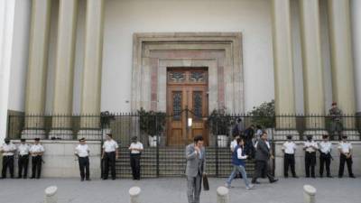 El sorpresivo allanamiento en Guatemala se dio esta mañana. Foto El Periódico.