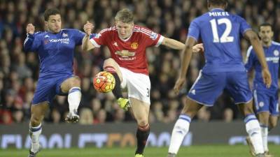 Manchester United's English midfielder Jesse Lingard (2nd R) and teammates celebrate on the pitch after the English Premier League football match between Manchester United and Chelsea at Old Trafford in Manchester, north west England, on February 25, 2018.Manchester United won the game 2-1. / AFP PHOTO / Oli SCARFF / RESTRICTED TO EDITORIAL USE. No use with unauthorized audio, video, data, fixture lists, club/league logos or 'live' services. Online in-match use limited to 75 images, no video emulation. No use in betting, games or single club/league/player publications. /