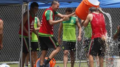 A Santiago Baños, asistente del 'Piojo' Herrera le partieron un pastel y lo llenaron de agua helada por su cumpleaños.