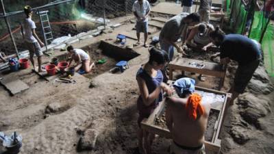 Científicos trabajan en los fósiles humanos encontrados en la isla de Luzón, en Filipinas./AFP.