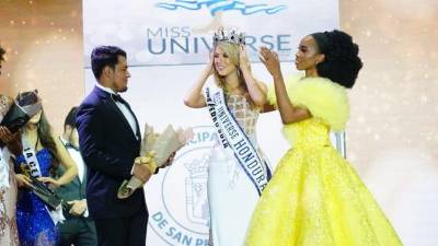 Rebeca Rodríguez, de San Pedro Sula, mientras es coronada.