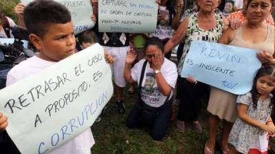 De rodillas, la madre de Kevin rezó para que su hijo sea dejado en libertad. Amigos, familiares y vecinos la acompañaron.