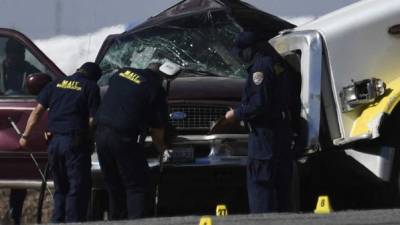 Al menos 25 inmigrantes se trasladaban en una camioneta que se estrelló con un camión cerca de la frontera con México./AFP.