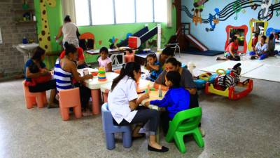 Más de cien menores son atendidos en el gimnasio de niños por distintas causas.