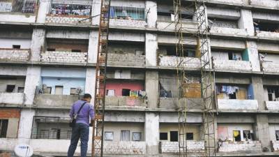 Los problemas empezaron antes de la baja del petróleo. Un rascacielos inconcluso en Caracas, tomado por años por ocupantes ilegales.
