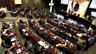 La sesión es a las 6:00 pm.