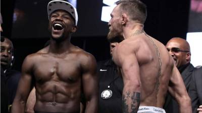 Conor McGregor y Floyd Mayweather estuvieron frente a frente en el pesaje en Las Vegas. Foto AFP