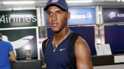 Brayan Beckeles viajó este miércoles con destino a México para incorporarse a su equipo el Necaxa. Foto Delmer Martínez