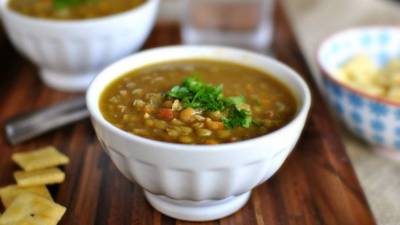 Añadir el cilantro y servir con rajas de chile morrón.