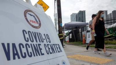 Varias ciudades de Florida impusieron nuevamente el uso de mascarillas ante el repunte alarmante de casos y hospitalizaciones. Foto: EFE