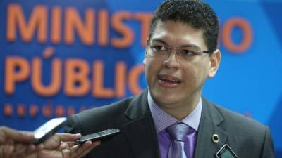 El fiscal Roberto Ramírez Aldana viajó al exterior para obtener información sobre las transacciones hechas con fondos del IHSS.