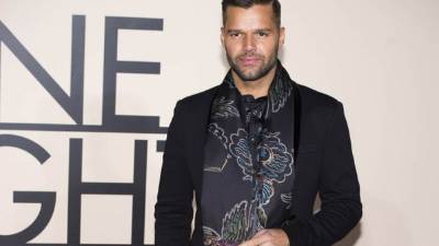 Ricky Martin consciente a sus fans.