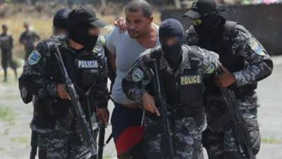 Este sábado la esposa e hijos de Carlos Arnaldo Lobo, conocido como 'El Negro' Lobo, llegaron a visitarlo al Primer Batallón de Infantería ubicado en el complejo militar de las Fuerzas Armadas de Honduras.