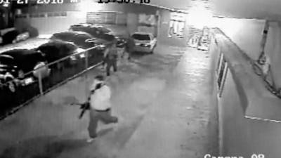 Momento en que los criminales entran al Centro Médico. Tras consumar el crimen huyen del lugar.