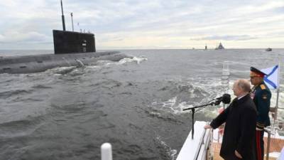 El presidente Vladimir Putin presumió del poderío de la flota rusa afirmando que es capaz de detectar y destruir 'cualquier objetivo', durante un gran desfile naval en San Petersburgo al que asistió.
