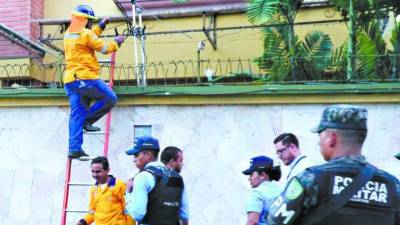 Las cuadrillas cortan el servicio de energía a los que deben millones a la estatal.