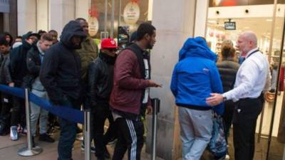 Muchos compradores hicieron cola durante la noche para poder acceder primero a los descuentos.