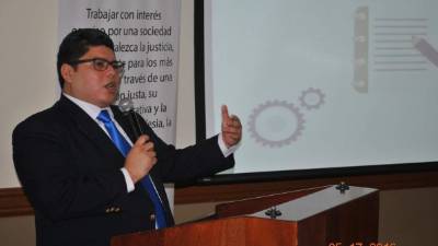 José Noé Cortés, secretario ejecutivo del IP, (foto) firmó el convenio con Ethel Deras, presidenta de la CNBS.