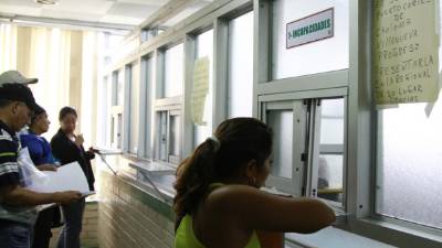 Los derechohabientes llegan a las ventanillas de la Fesitranh a hacer el trámite de incapacidad; sin embargo, esperan meses y hasta más de un año para recibir su pago.