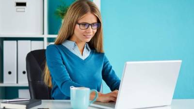 Mantega una buena postura al escribir en la computadora.