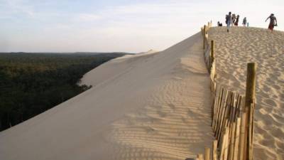 La gran protagonista es su fina arena, el desnivel de la duna y el atractivo que supone para grandes y pequeños.