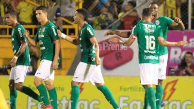 A person pushes a shopping cart through rain and high winds past a closed restaurant on Canal Street in New Orleans, Louisiana on August 29, 2021 during Hurricane Ida. - Hurricane Ida made landfall as 'an extremely dangerous' Category 4 storm in Louisiana on Sunday, according to the National Hurricane Center, 16 years to the day after Hurricane Katrina devastated the region. 'Extremely dangerous Category 4 Hurricane Ida makes landfall near Port Fourchon, Louisiana,' the NHC wrote in an advisory. Ida struck the port, which is located 100 miles (160 kilometers) directly south of New Orleans, at 1655 GMT, packing maximum sustained winds estimated at 150 miles per hour. (Photo by Patrick T. FALLON / AFP)