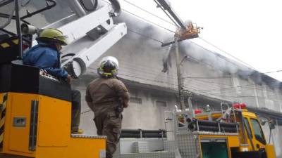 El incendio consumió la segunda planta de la importadora.