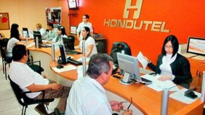 Usuarios son atendidos en oficinas de Hondutel.