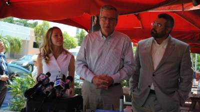 El ex gobernador de la Florida se reunió con líderes hispanos en Miami.