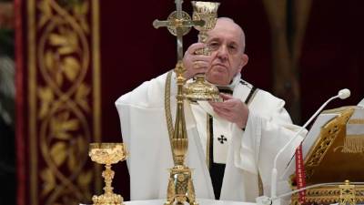 El papa Francisco dio este domingo su tradicional bendición 'Urbi et Orbi' en una basílica de San Pedro vacía, una imagen inédita que ilustra los cambios radicales que el mundo debe aceptar desde hace semanas para frenar la pandemia del coronavirus.