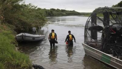 Agentes de la Patrulla Fronteriza recuperaron los cuerpos de la madre hondureña y su hijo./