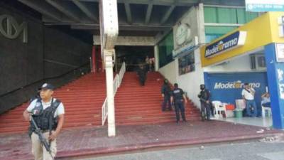 A las 8 de la mañana el desconcierto reinaba en las escalinatas de acceso a plaza Condesa. Foto tomada de bajopalabra.com.mx