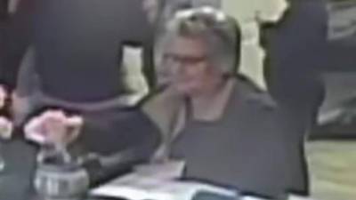 La anciana tomó repetidamente dinero del tarro de propinas situado en el mostrador.