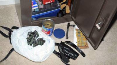 Una fotografía folleto publicado por el Departamento de Seguridad Pública de Connecticut y puesto a disposición el 28 de diciembre 2013 reflejan un arma encontrada en la casa de Adam Lanza en escenas pruebas tomadas a raíz de la Sandy Hook tiroteo Escuela Primaria en Sandy Hook, Connecticut, EE.UU., el 14 de diciembre de 2012.