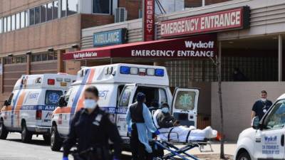 Personal médico en Nueva York traslada a un paciente con coronavirus. Foto: AFP