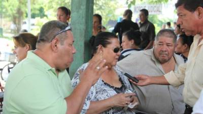 Los familiares de los hermanos Dilmer Eleuterio y Elvis Reyes Torres llegaron ayer a reclamar sus cuerpos a la morgue.