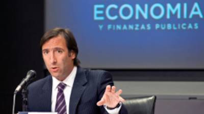 Argentinian MInister of Economy, Hernan Lorenzino, delivers a press conference in Buenos Aires on November 22, 2012. Argentina said Thursday it will appeal a US judge's ruling ordering it to pay $1.33 billion to investment funds holding bonds that the country defaulted on in 2001. 'We will file an appeal Monday before the court,' Lorenzino said at the news conference. 'We do not think it is right or legitimate to pay vulture funds.' AFP PHOTO / NA - Damian Dopacio