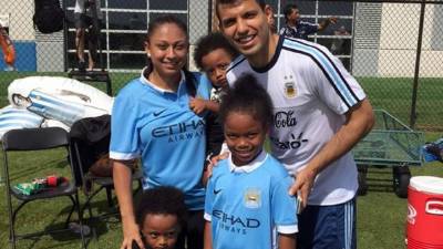 La familia de Boniek García posando con el 'Kun' Agüero.